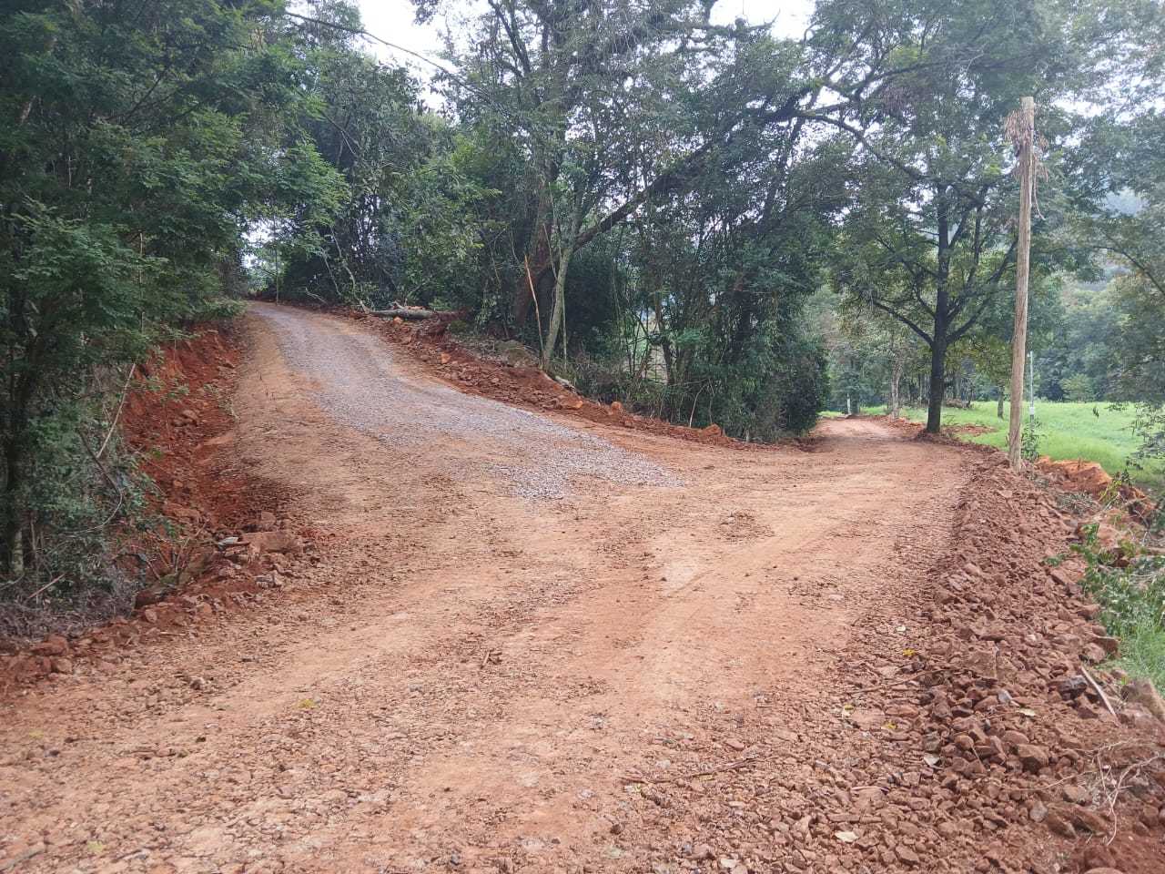 Secretaria de Obras de Aratiba segue melhorias em estradas do interior