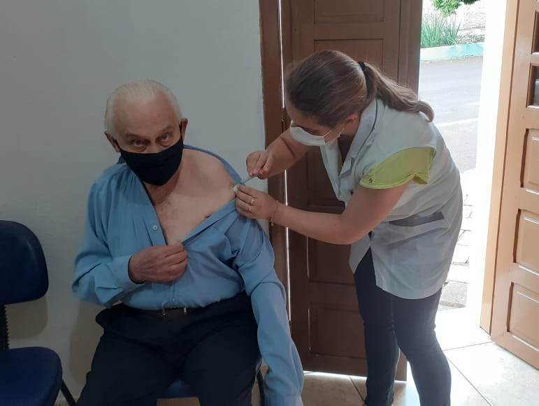Secretaria de Saúde inicia vacinação de idosos acima de 85 anos contra Covid-19