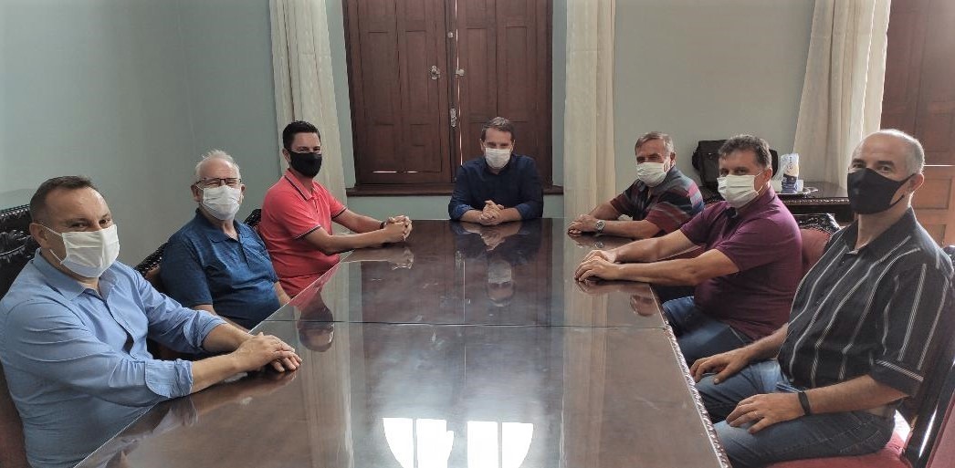 Reunião reúne três prefeitos para tratar da pavimentação asfáltica