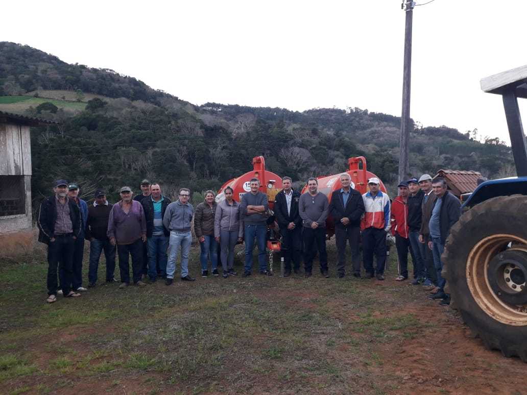 Governo municipal distribui equipamentos para grupos de agricultores
