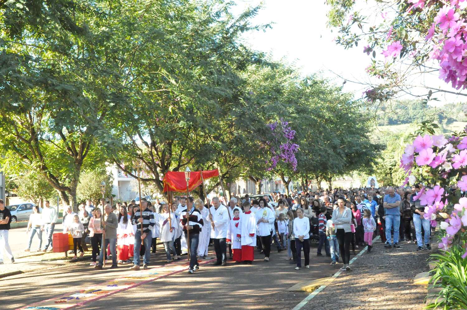 Centenas de fiéis participaram da tradicional celebração de Corpus Christi de Aratiba.