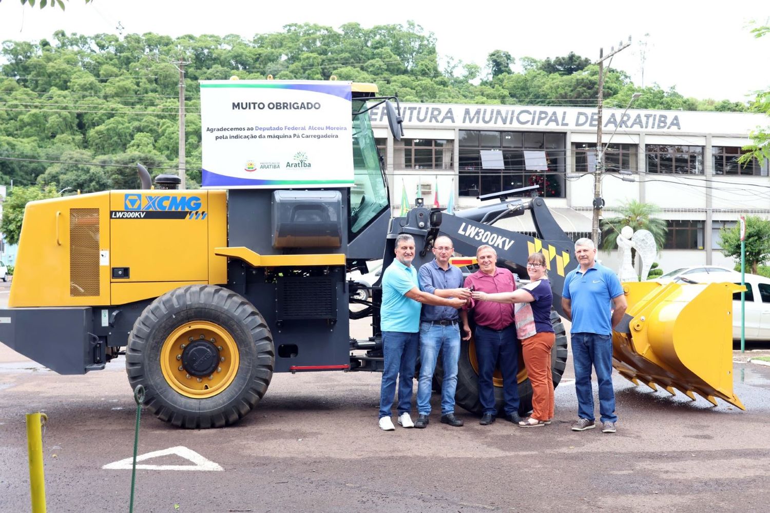 Aratiba recebe nova Pá Carregadeira