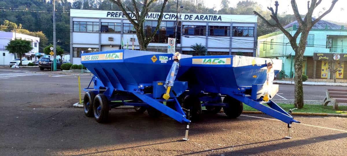 Secretaria de Agricultura de Aratiba recebe novos distribuidores de adubo orgânico
