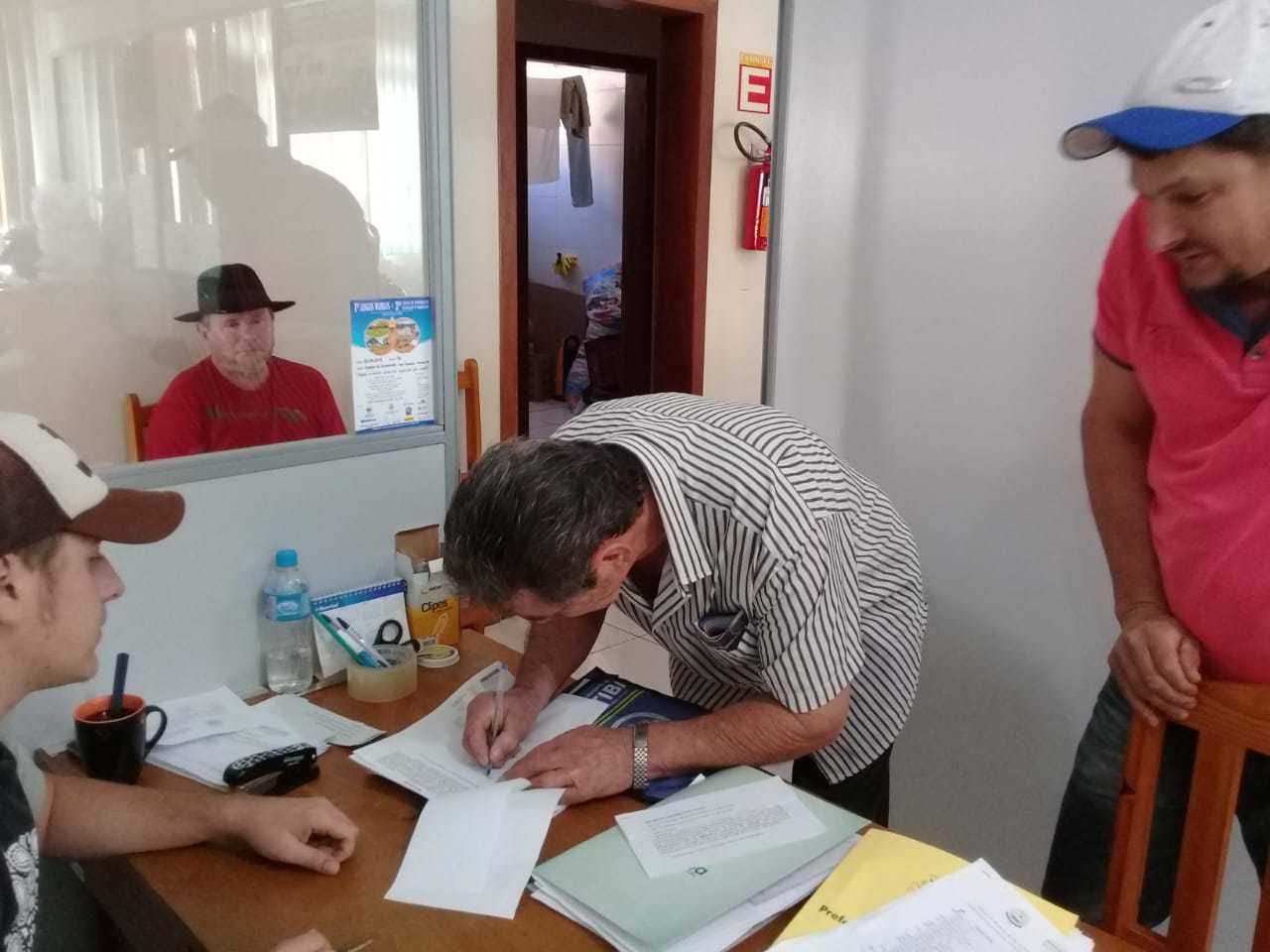 Prefeitura repassa R$ 100 mil para produtores de leite prejudicados pela greve dos caminhoneiros.