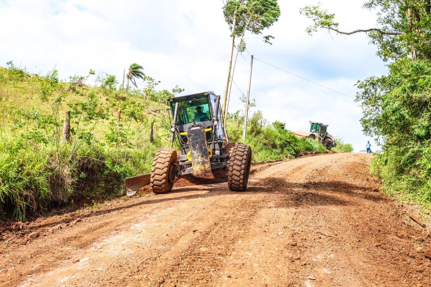 Mais uma estrada sendo recuperada no interior de Aratiba
